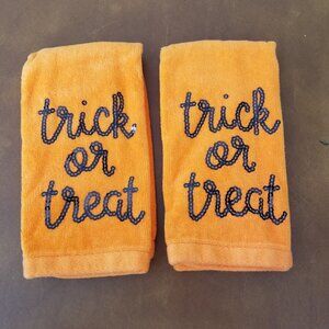 DEKOStyle Trick or Treat Finger Tip Towels - Set of 2